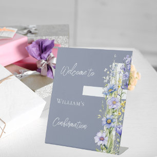 Bevestiging stoffig blauw bloemenkruis welkom reclamebord met voetstuk