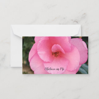 Bevestigingskaart op een kaart. notitiekaartje