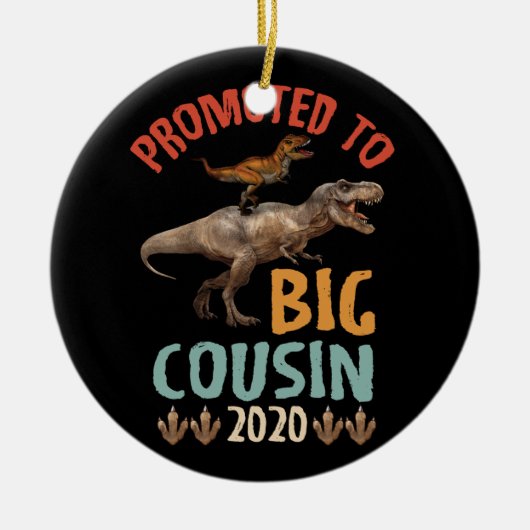 Bevorderd aan Big Cousin 2022 T-rex Riding Dinosau Keramisch Ornament (Voorkant)