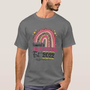 Bevorderd aan de grote neef Est. 2022 Rainboogmoed T-shirt