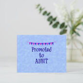 Bevorderd aan tante, banner op blauwe bokeh achter briefkaart (Staand voorkant)