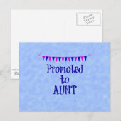 Bevorderd aan tante, banner op blauwe bokeh achter briefkaart (Voorkant / Achterkant)