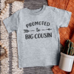 Bevorderd tot Big Cousin Matching Family<br><div class="desc">Aangepaste gedrukte kleding gepersonaliseerd met "Promoted to Big Cousin"-afbeelding in trendy moderne lettertypen met een booho-pijlontwerp. Perfect voor een zwangerschapsaankondiging foto of een cadeau voor een oudere neef wanneer een nieuwe baby arriveert! Gebruik de designtools om de kleuren te bewerken of je eigen tekst en foto's toe te voegen aan...</div>