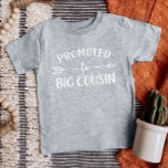 Bevorderd tot Big Cousin Matching Family<br><div class="desc">Aangepaste gedrukte kleding gepersonaliseerd met "Promoted to Big Cousin"-afbeelding in trendy moderne lettertypen met een booho-pijlontwerp. Perfect voor een zwangerschapsaankondiging foto of een cadeau voor een oudere neef wanneer een nieuwe baby arriveert! Gebruik de designtools om de kleuren te bewerken of je eigen tekst en foto's toe te voegen aan...</div>