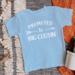 Bevorderd tot Big Cousin Matching Family<br><div class="desc">Aangepaste gedrukte kleding gepersonaliseerd met "Promoted to Big Cousin"-afbeelding in trendy moderne lettertypen met een booho-pijlontwerp. Perfect voor een zwangerschapsaankondiging foto of een cadeau voor een oudere neef wanneer een nieuwe baby arriveert! Gebruik de designtools om de kleuren te bewerken of je eigen tekst en foto's toe te voegen aan...</div>