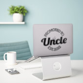 Bevorderd tot oom Est. 2022 Sticker (Laptop op bureau)