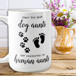 Bevorderde honden t.o.v. menselijke tante Zwangers Koffiemok<br><div class="desc">Alleen de beste honden worden gepromoot van de Dog Aunts naar de menselijke tante! Verrassend je hondentante van je zwangerschap met deze superschattige mok van de zwangerschap bij honden. Personaliseer met de Achternaam van de Baby en Uw Maand/Datum 20xx. Deze baby laat zien dat mok een favoriet is. COPYRIGHT ©...</div>