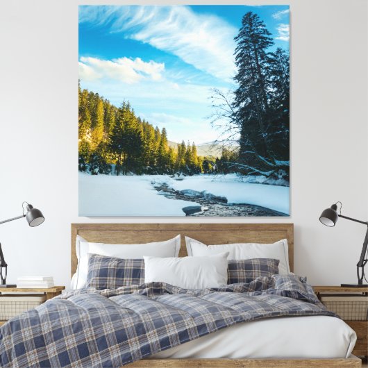 bevroren bergrivier tussen het bos in de winter canvas afdruk (Insitu (Slaapkamer))