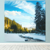 bevroren bergrivier tussen het bos in de winter canvas afdruk (Insitu (Houten vloer))