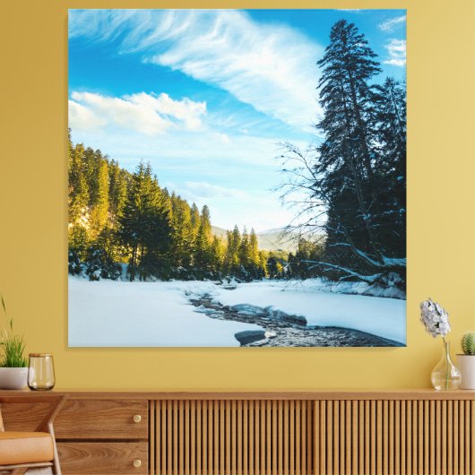 bevroren bergrivier tussen het bos in de winter canvas afdruk (Insitu (Woonkamer))