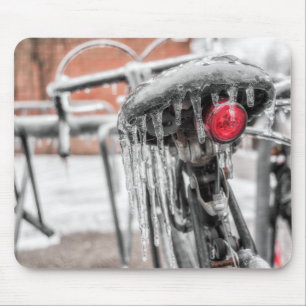 Bevroren fiets in de winterfoto muismat