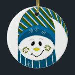 Bevroren in gestreept Pet en karf Keramisch Ornament<br><div class="desc">Een schattige kleine sneeuwpop in een gestreepte blauwe,  witte en groene toque en een groene sjaal. Kleine roze wangen en een oranje neus.</div>