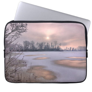 Bevroren oppervlak   Po-rivier, Piëmont, Italië Laptop Sleeve