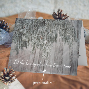 Bevroren takken en een besneeuwd bos feestdagen kaart