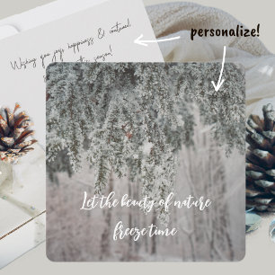 Bevroren takken en een besneeuwd bos feestdagenkaart