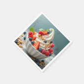 Bevroren yoghurt met bessen en granola servet (Hoek)