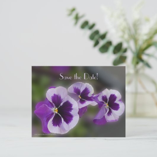 Bewaar de datum 25e Jubileum Party Paarse Bloemen Aankondigingskaart (Staand voorkant)
