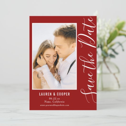 Bewaar de datum donkerrode stijlvolle moderne trou (Staand voorkant)