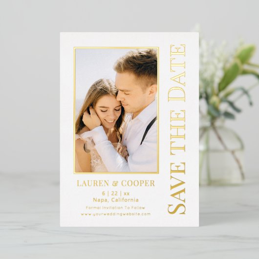 Bewaar de datum Elegant Modern Wedding Gold Folie Uitnodiging (Staand Voorkant)