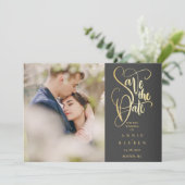Bewaar de datum Elegante Chique Gouden Script Foto Kaart (Staand voorkant)