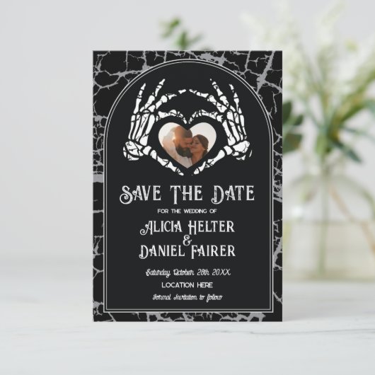 Bewaar de datum Halloween Skeleton Heart Hands Save The Date (Staand voorkant)