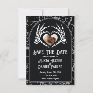 Bewaar de datum Halloween Skeleton Heart Hands Save The Date