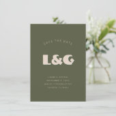 Bewaar de datum Minimalistische grote initialen QR Save The Date (Staand voorkant)