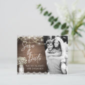 Bewaar de datum Rustic Mason Jar Baby's Breath Fot Aankondigingskaart (Staand voorkant)