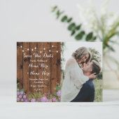 Bewaar de datum Rustic Wood Lila Flowers Invite Save The Date (Staand voorkant)