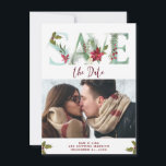 Bewaar de datum van de kerstvakantie fotokaart feestdagenkaart<br><div class="desc">Een moderne kerst / vakantie slaan de datum foto kaart met hulst en bessen accenten en een feestelijke rode achterzijde. Eenvoudig te bewerken of te verwijderen van het tekstveld op de voorkant aan uw persoonlijke behoeften en de foto te wijzigen naar uw eigen. Bijpassende stickers en adresetiketten zijn beschikbaar, bezoek...</div>