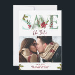 Bewaar de datum van de kerstvakantie fotokaart feestdagenkaart<br><div class="desc">Een moderne kerst / vakantie slaan de datum foto kaart met hulst en bessen accenten en een feestelijke rode achterzijde. Eenvoudig te bewerken of te verwijderen van het tekstveld op de voorkant aan uw persoonlijke behoeften en de foto te wijzigen naar uw eigen. Bijpassende stickers en adresetiketten zijn beschikbaar, bezoek...</div>