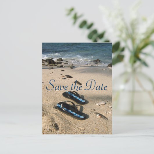 Bewaar de datum voor onze bruiloft Flip Flop Sanda Aankondigingskaart (Staand voorkant)