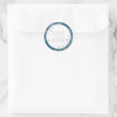 Bewaar de datum zilverblauwe Victoriaanse bloemens Ronde Sticker (Tas)