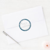 Bewaar de datum zilverblauwe Victoriaanse bloemens Ronde Sticker (Envelop)