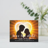 Bewaar de datumkaart met een romantisch stel aankondigingskaart (Staand voorkant)