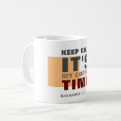 "BEWAAR HET MIJN KOFFIETIJD IS" Aangepaste naam Koffiemok (Voorkant links)