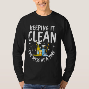Bewaarder huishoudconciërge houdt het schoon t-shirt