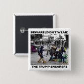 "BEWARE (DON'T WEAR) THE TRUMP SNEAKERS" BUTTON (Voorkant /achterkant)