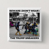 "BEWARE (DON'T WEAR) THE TRUMP SNEAKERS" BUTTON (Voorkant)