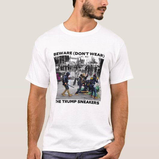 "BEWARE (DON'T WEAR) THE TRUMP SNEAKERS" SHIRT (Voorkant)
