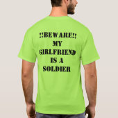 !BEWARE!!Mijn Vriendin is een soldaat. T-shirt (Achterkant)