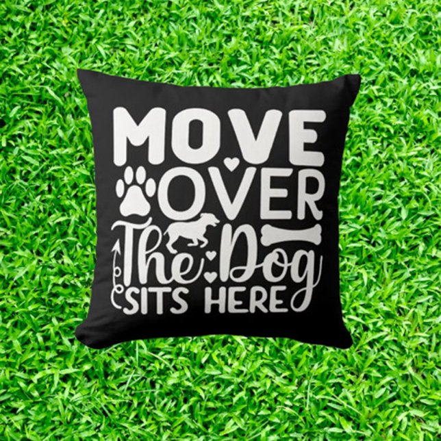 Bewegen over de hond zit hier zwart thema kussen (Add comfort and style to your space with the "Move over the dog sits here" black theme throw pillow.)
