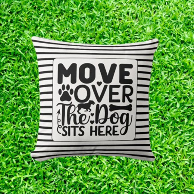 Bewegen over de hond zit hier zwart-wit thema kussen (Add charm to your space with our “Move over the dog sits here” black and white throw pillow.  )