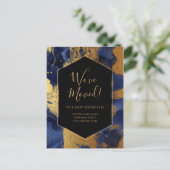 Bewegende aankondiging Gold Blue Marble Ink Modern Briefkaart (Staand voorkant)