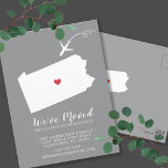 Bewegende Aankondiging Staat Pennsylvania Post Kaa Briefkaart<br><div class="desc">Verplaatsende aankondiging | State Pennsylvania, Modern bewegende aankondiging met de staat Pennsylvania, met een rood hart en vliegtuig op een grijze achtergrond. De achtergrondkleur kan gemakkelijk worden veranderd door te klikken personaliseer en dan te klikken om verder aan te passen om onze kleurenplukker te uitzichten. Vanaf daar kun je ook...</div>