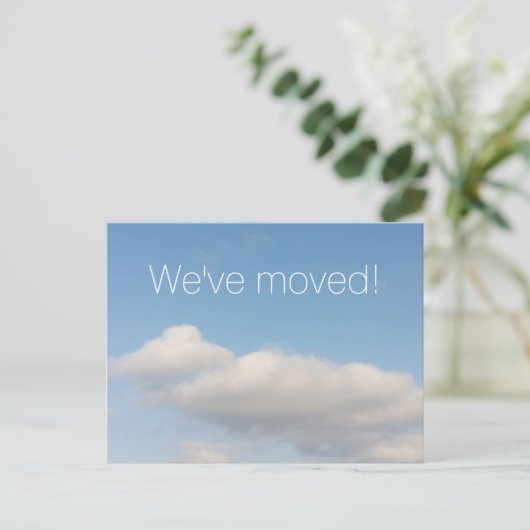 Bewegende briefkaarten met blauwe lucht en witte w (Staand voorkant)