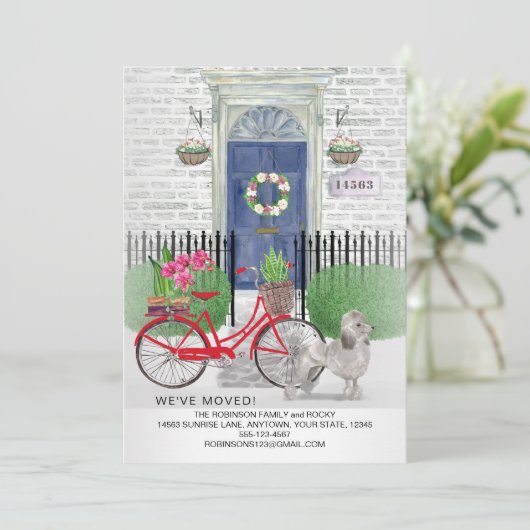 Bewegende Poedel Hond Fiets Blauwe Deur Nieuw Huis Aankondiging (Staand voorkant)