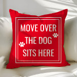 Beweging over de honden hier Funny Red Pet Kussen<br><div class="desc">Beweeg over de honden hier grappig Sierkussen. Dit proefdier is geaccentueerd met pootafdrukken en een schattig citaat. Pas dit douaneontwerp met uw eigen citaat of tekst aan.</div>