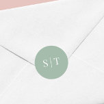 Bewerkbaar achtergrondkleurenmonogram ronde sticker<br><div class="desc">Deze monogram trouwsticker kenmerkt de initialen van het trouwpaar in wit tegen een editable achtergrondkleur; om het van groenbedekking in de kleur van uw keus te veranderen, klik de aanpassingsknoop. Bekijk hier andere overeenkomende trouwobjecten https://www.zazzle.com/collections/editable_color_border_round_monogram_wedding_2-119619471056087815?rf=238364477188679314&tc=rc. Pas het aan door de placeholder tekst te vervangen. Voor meer opties zoals om de...</div>