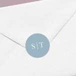 Bewerkbaar achtergrondkleurenmonogram ronde sticker<br><div class="desc">Deze monogram trouwsticker kenmerkt de initialen van het trouwpaar in wit tegen een editable achtergrondkleur; om het van stoffig blauw in de kleur van uw keus te veranderen, klik de aanpassingsknoop. Bekijk hier andere overeenkomende trouwobjecten https://www.zazzle.com/collections/editable_color_classic_round_monogram_wedding_1-119000260232212352?rf=238364477188679314&tc=rc. Pas het aan door de placeholder tekst te vervangen. Voor meer opties zoals om...</div>